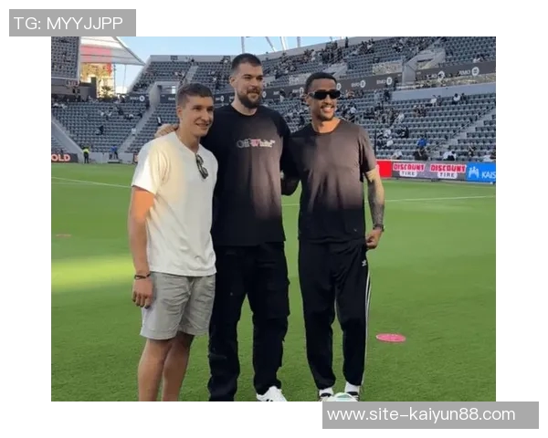 忙里偷闲的球迷时刻祖巴茨博格丹柯林斯齐聚观战洛杉矶FC比赛